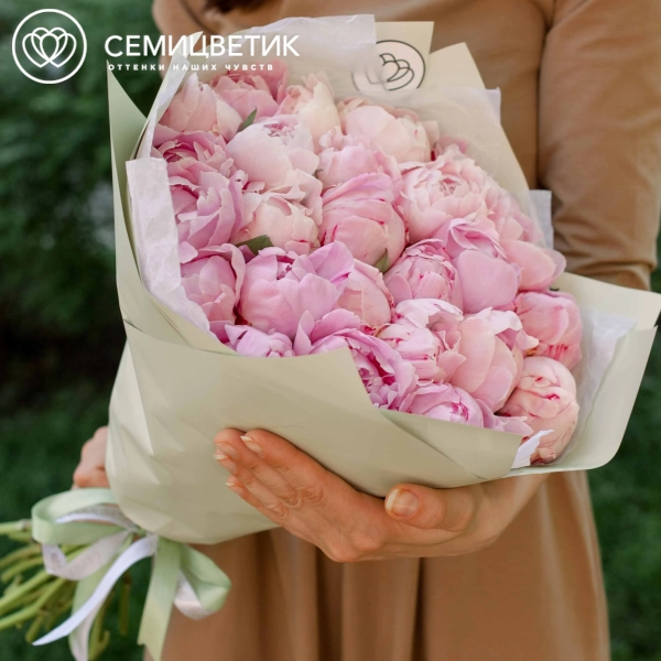 Букет из 25 розовых пионов Premium в зеленой пленке