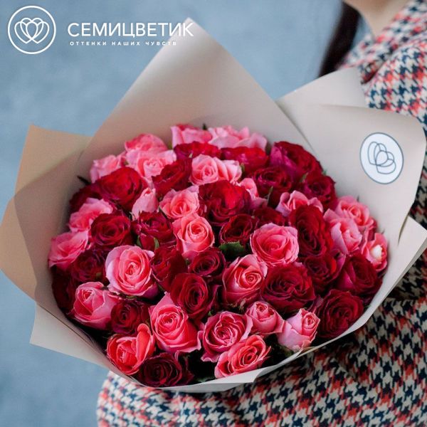 Букет из 51 красной и коралловой розы 30 см (Кения) в кремовой пленке