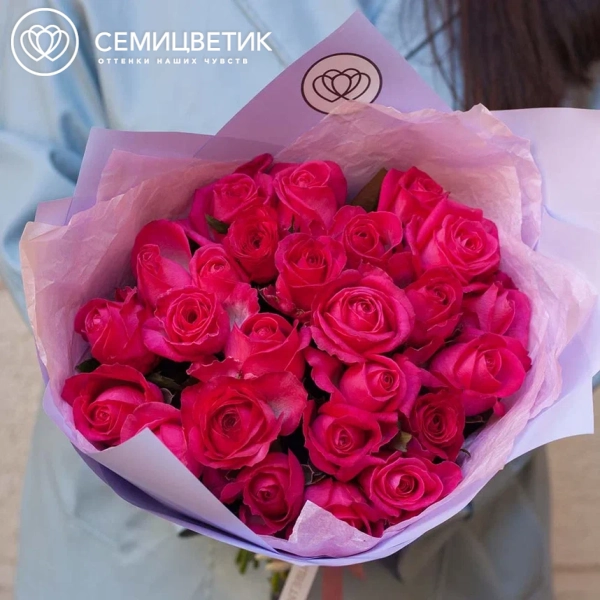 Букет из 25 малиновых роз 40 см (Россия) в сиреневой пленке