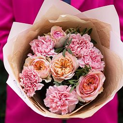 Букет цветов для врачей  из 4 пионовидных роз Flash Back и 5 розовых гвоздик с фисташкой