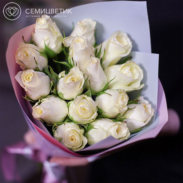 Букет из 15 белых роз 40 см (Кения) Premium в дизайнерской пленке