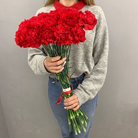 Траурный букет из 30 красных гвоздик