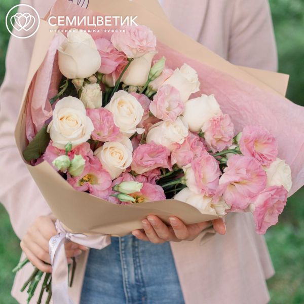 Букет из 10 белых роз Vendela 50 см (Эквадор) и 5 розовых лизиантусов