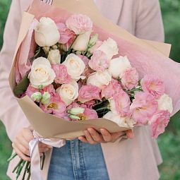 Бело-розовый свадебный букет  из 10 белых роз Vendela 50 см (Эквадор) и 5 розовых лизиантусов