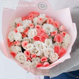 Букет из 25 белых и розовых кустовых роз микс (Эквадор) 40 см