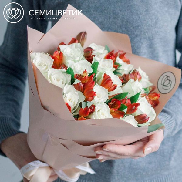Букет из 15 белых роз (Кения) и 7 красных альстромерий в кремовой пленке