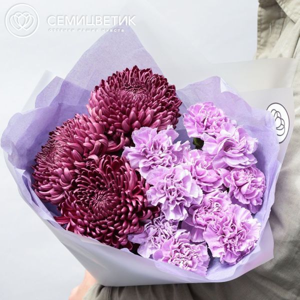 Букет из 3 одноголовых фиолетовых хризантем и 10 сиреневых гвоздик