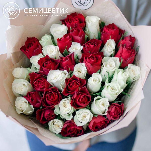 Букет из 41 красной и белой розы 40 см (Кения)