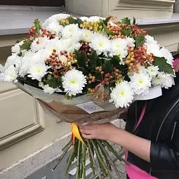 Букет из кустовой хризантемы и калины Букет из 25 белых кустовых хризантем с калиной