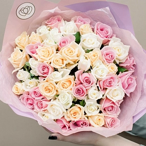 Букет из 51 розы 40 см нежный микс (Россия) в розовой пленке