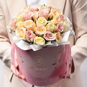 Большой букет  в розовой шляпной коробке Amour Mini из 31 розы (Кения) нежный микс