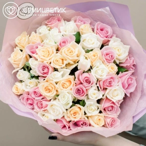 Букет из 51 розы 40 см нежный микс (Россия) в розовой пленке
