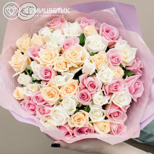 Букет из 51 розы 40 см нежный микс (Россия) в розовой пленке