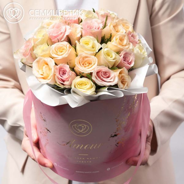 Букет в розовой шляпной коробке Amour Mini из 31 розы (Кения) нежный микс