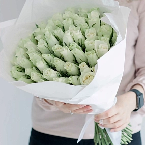 Букет из 75 белых роз 30 см (Кения) в белой пленке