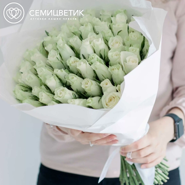 Букет из 75 белых роз 30 см (Кения) в белой пленке