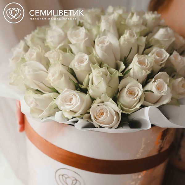 Букет в бежевой шляпной коробке Amour из 51 белой розы (Кения)