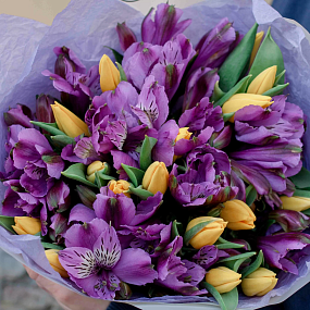 Букет из 16 желтых тюльпанов 40 см и 7 альстромерий в фиолетовых тонах в голубой пленке