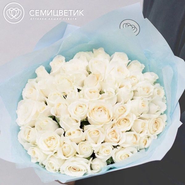 Букет из 51 белой розы 50 см (Россия) в голубой пленке