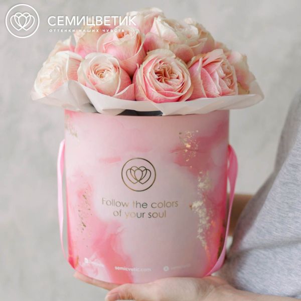Букет в розовой шляпной коробке Amour Mini из 17 пионовидных роз Swan Grace