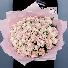 Букет из 51 нежно-розовой розы 40 см (Кения) в розовой пленке