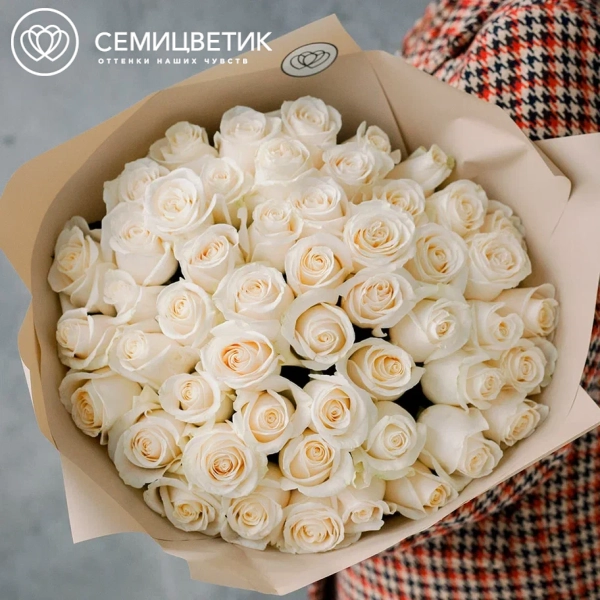 Букет из 51 белой розы Vendela 40 см (Эквадор) в кремовой пленке