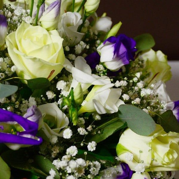Корзина из розы, лизиантуса и гипсофилы с зеленью