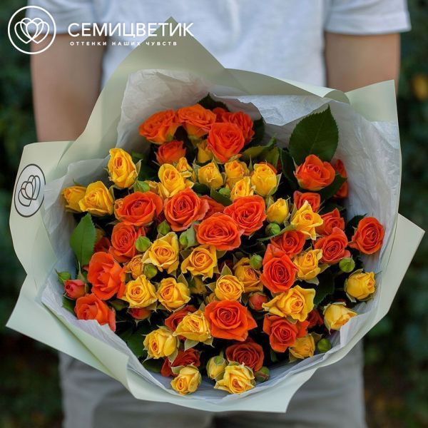 Букет из 15 жёлтых и оранжевых кустовых роз 40 см (Кения) в зеленой пленке