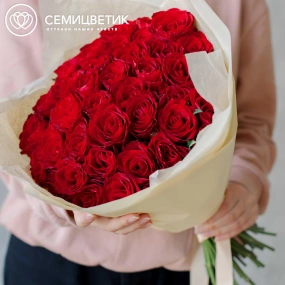 Букет из 41 красной розы 35-40 см (Кения) в кремовой пленке