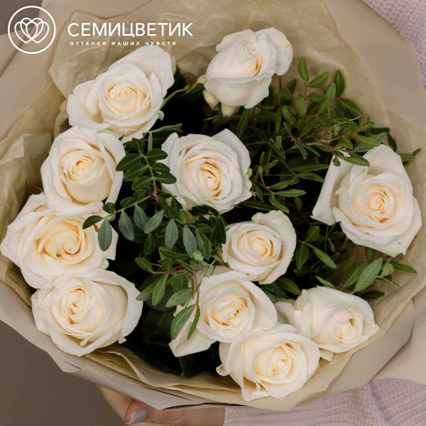 Букет из 11 белых роз Vendela 50 см (Эквадор) с фисташкой