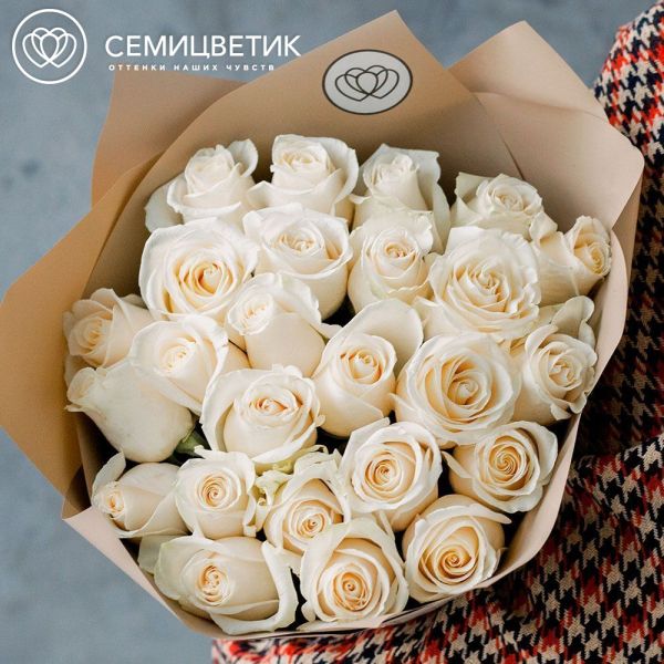 Букет из 25 белых роз Vendela 50 см (Эквадор) в кремовой пленке