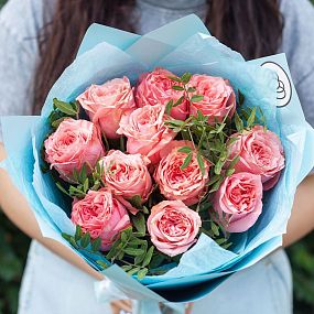Букет из 11 кораллово-розовых пионовидных роз Wild Love 40 см с фисташкой