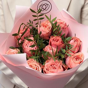 Букет из 11 кораллово-розовых пионовидных роз Wild Love 40 см с фисташкой в розовой пленке
