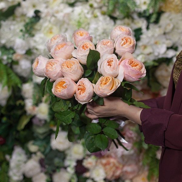 Букет из 15 персиковых пионовидных роз Juliet 50 см (Эквадор)