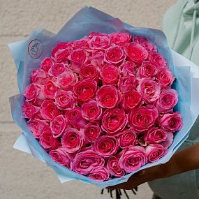Букет из 51 розовой розы 50 см (Россия) в голубой пленке
