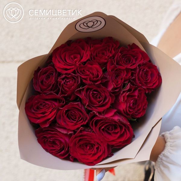 Букет из 15 красных роз 40 см (Кения) в кремовой пленке