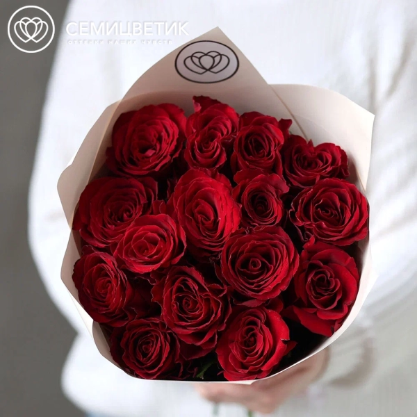 Букет из 15 красных роз Ever Red 50 см (Кения) в кремовой упаковке