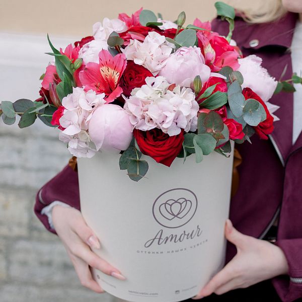 Букет в белой шляпной коробке Amour из пионов, розы и альстромерий