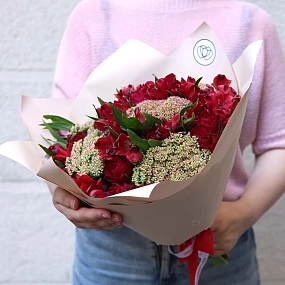 Букет из красной альстромерии, красной розы и седума в розовой пленке