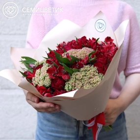 Букет из красной альстромерии, красной розы и седума в розовой пленке
