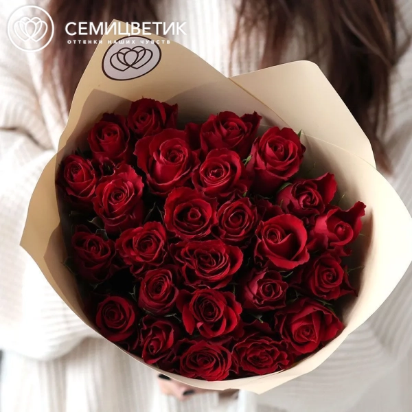 Букет из 51 красной розы 35 см (Кения) в кремовой пленке