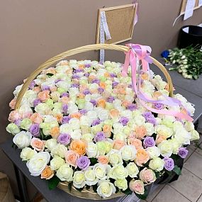 Композиция из 301 розы нежный микс (Эквадор) в корзине