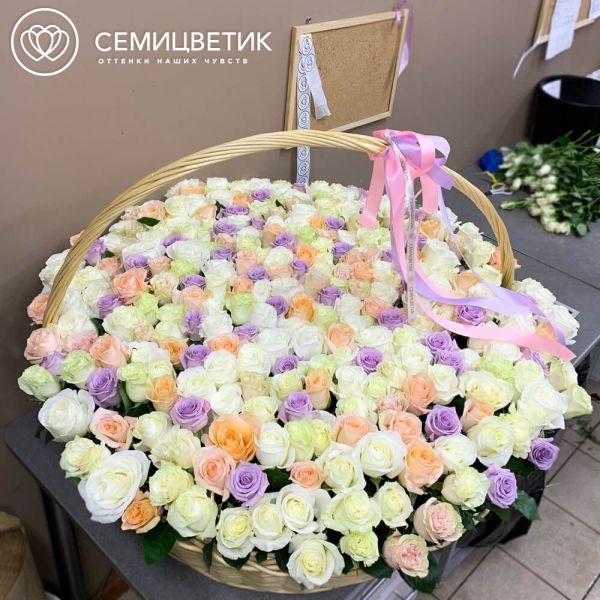 Композиция из 301 розы нежный микс (Эквадор) в корзине