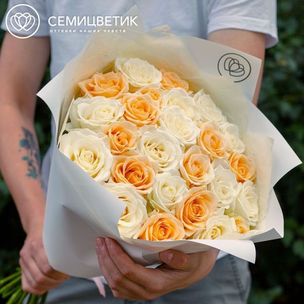 Букет из 25 белой и кремовой розы 50 см (Россия) в кремовой пленке