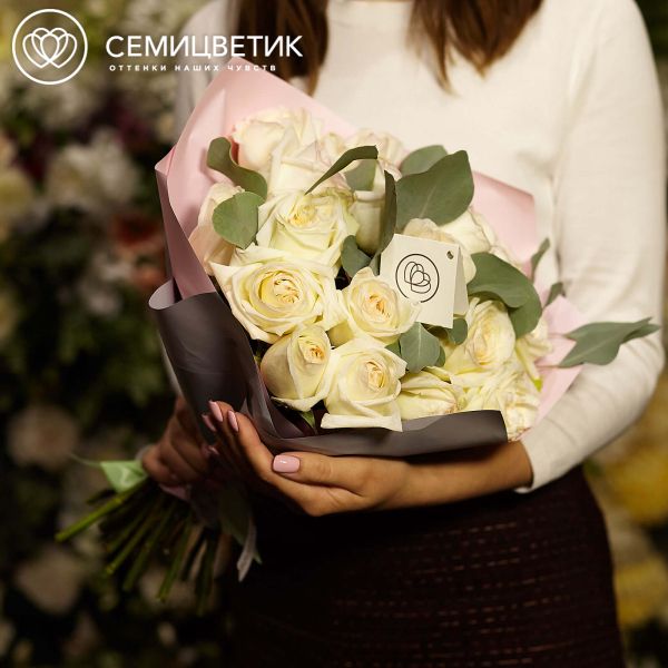 Букет из 19 пионовидных роз White O'Hara 40 см с зеленью
