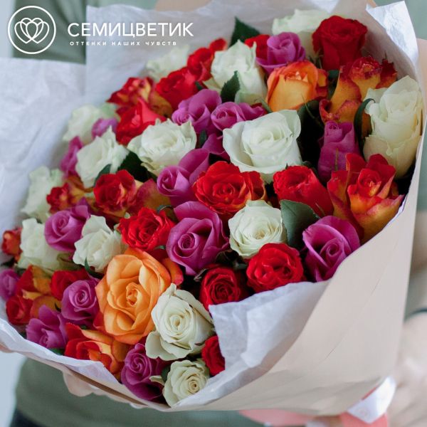 Букет из 51 розы 40 см микс (Кения) в белой пленке