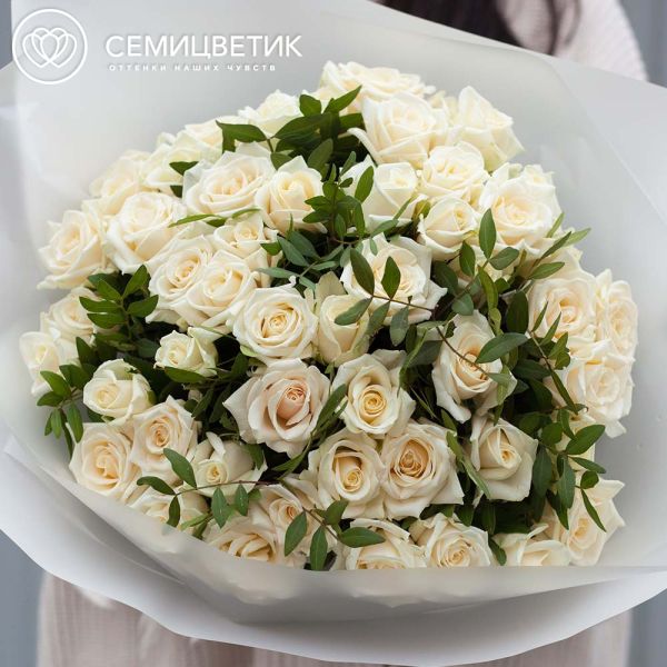 Букет из 51 белой розы 40 см (Россия) с фисташкой