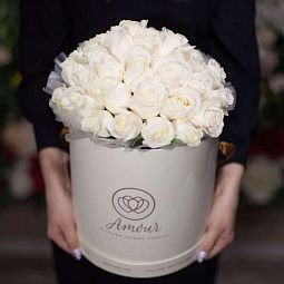 Букет в белой шляпной коробке Amour из 33 белых роз Vendela (Эквадор) 
