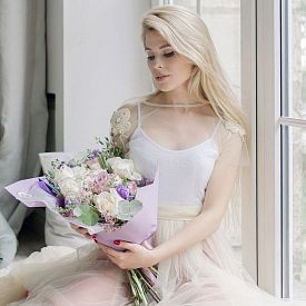 Какие цветы подарить блондинке?