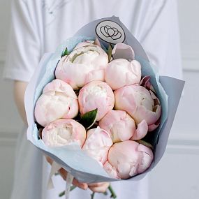 Маленький букет  из 9 нежно-розовых пионов Premium